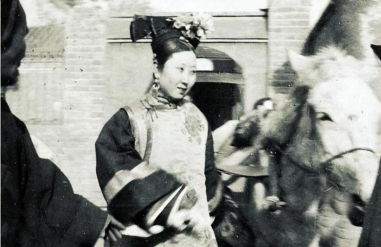 清朝如何分辨女人是否为满族?看身体2部位,一处明显一处很私密
