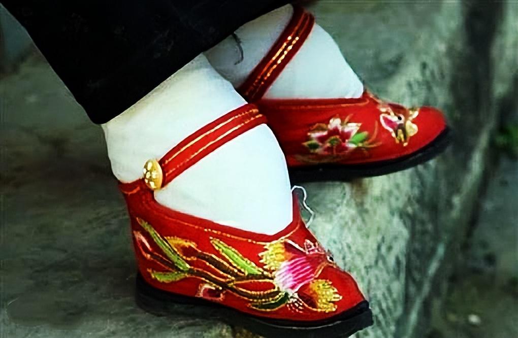 清朝如何分辨女人是否为满族?看身体2部位,一处明显一处很私密