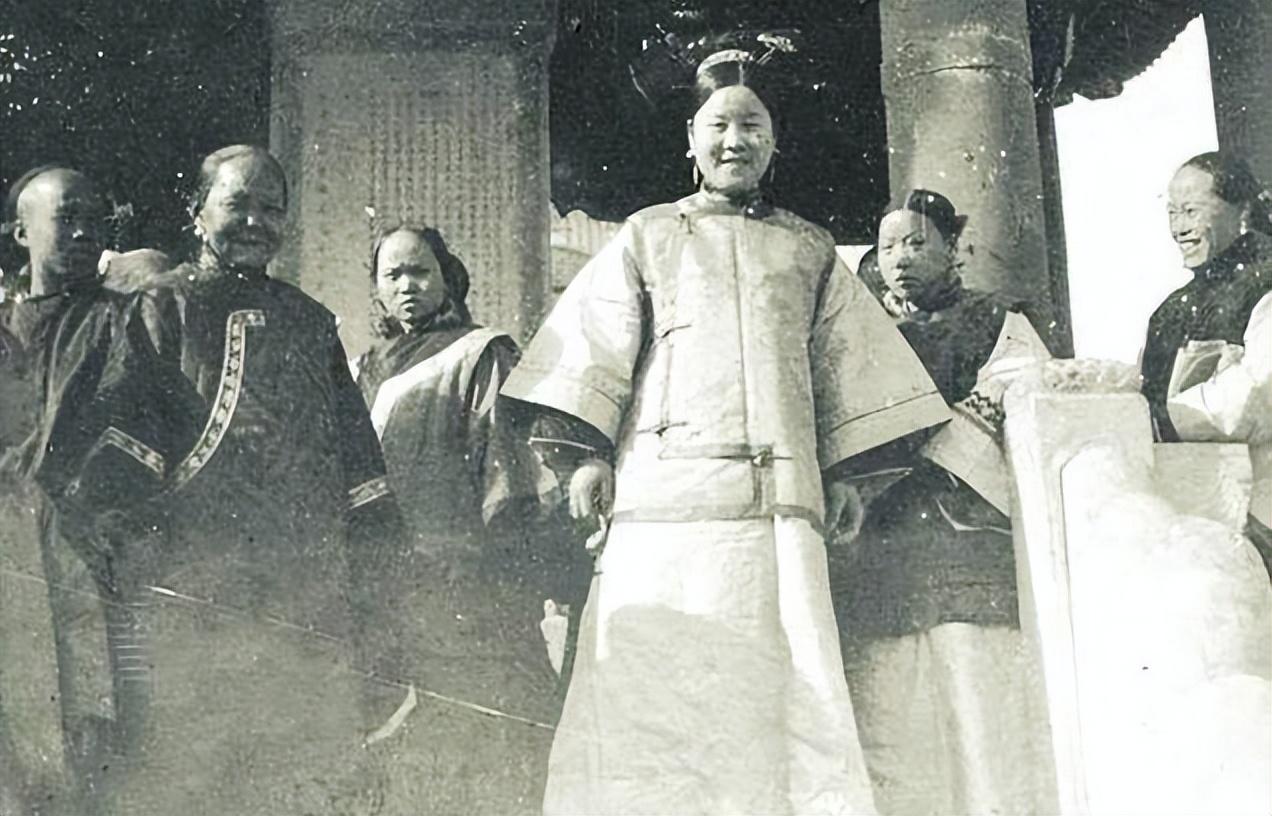清朝如何分辨女人是否为满族?看身体2部位,一处明显一处很私密