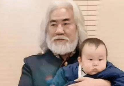 69岁张纪中喜当爹，不借助试管的他为何还能生娃？